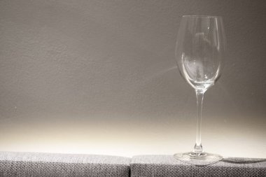 Boş şarap kadehleri baş yatağına konur.