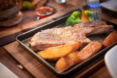 Domuz pirzolası ya da kızarmış domuz eti ve patates kızartması.