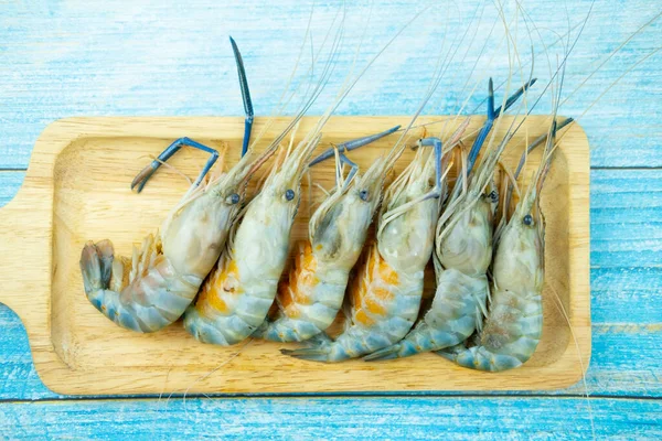 Crevettes Crues Fraîches Avec Beaucoup Œufs Disposés Sur Plateau Bois — Photo