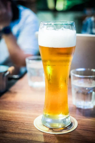 Largo Vaso Cerveza Fresca Ligera Con Espuma Sobre Mesa Madera —  Fotos de Stock