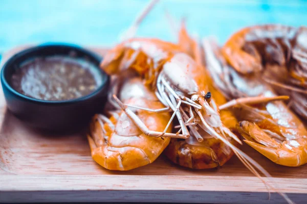 木盘上烤虾和辣泰国菜酱汁 — 图库照片