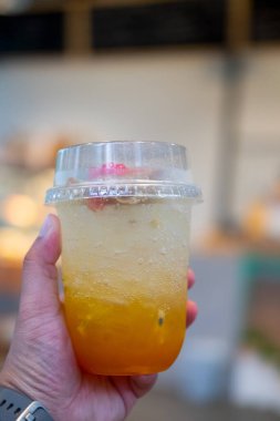 Sodayla bir bardak taze tutkulu meyve suyu karıştır. Tazeleyici içecek.