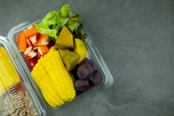 许多新鲜的切碎水果和蔬菜在塑料盒里吃健康的沙拉 清洁饮食概念 — 图库照片
