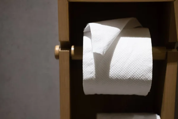 Rulla Vitt Toalettpapper Trä Pappershållare Det Inre Vacker Trä Mörkbrunt — Stockfoto