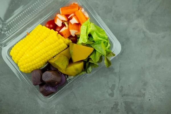许多新鲜的切碎水果和蔬菜在塑料盒里吃健康的沙拉 清洁饮食概念 — 图库照片