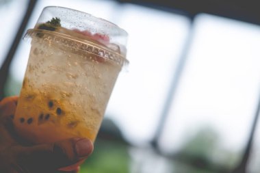 Sodayla bir bardak taze tutkulu meyve suyu karıştır. Tazeleyici içecek.