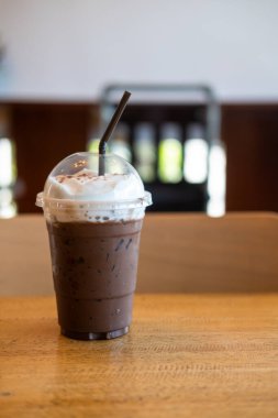 Plastik bardakta köpüklü buzlu kahve.