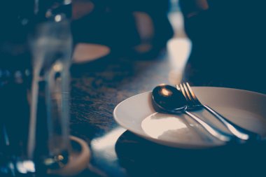 Sofra sofrasında çatal bıçak takımı var.