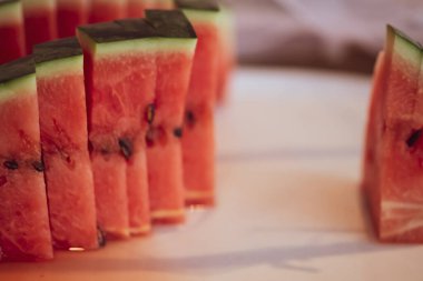 Olgun tatlı dilimlenmiş karpuz. Kapat.