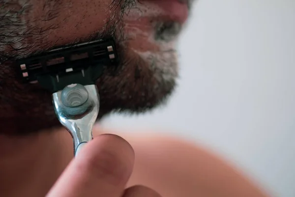 Man Scheert Zijn Baard Badkamer Morgens Sluiten — Stockfoto