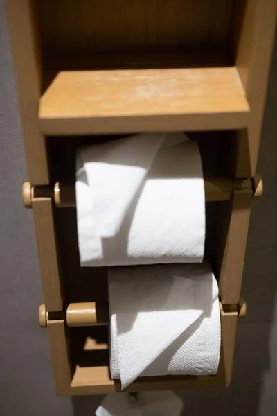 Role Bílého Toaletního Papíru Držáku Dřevěného Papíru Interiéru Krásné Tmavě — Stock fotografie