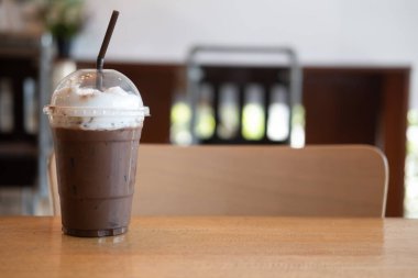 Plastik bardakta köpüklü buzlu kahve.