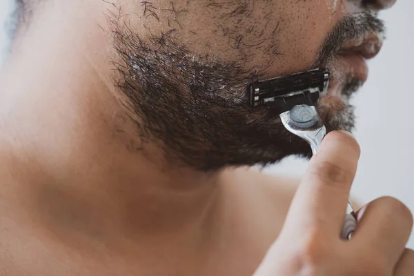 Yanaklarında Köpük Sabunu Olan Genç Adam Duruyor Bıyığını Yüzünü Tıraş — Stok fotoğraf