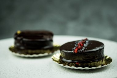 Çikolata kaplı iki kremalı tatlı.