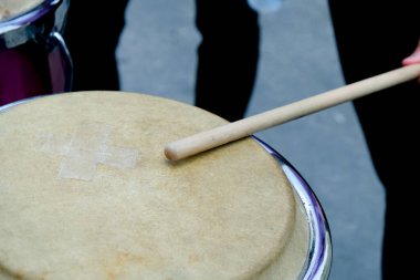 Davul ve tahta sopa, yaklaşın.