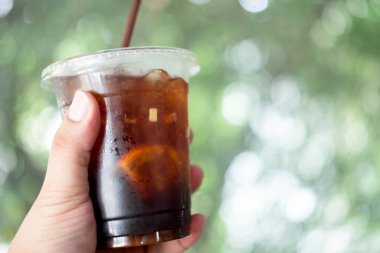 Bir fincan sıcak çikolatayla servis edilen pirinç lapası ya da kıymalı domuz eti ve yumurta. Kahvaltı yemeği.