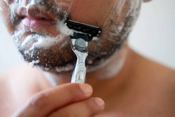 Joven Con Jabón Espuma Las Mejillas Está Pie Quitándose Bigote —  Fotos de Stock