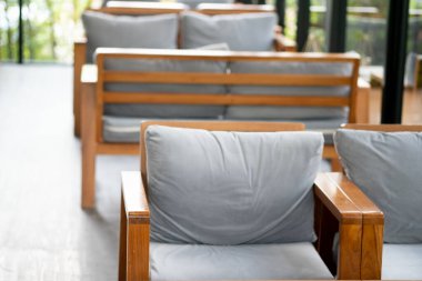 Kafede gri yastıklı rahat ahşap sandalye