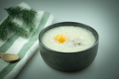 Pirinç lapası veya domuz eti ve yumurtalı pirinç lapası. Nefis kahvaltı.