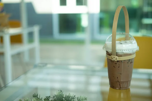 在咖啡店里 用竹子做的手柄把咖啡摩卡放在一个塑料杯子里 减少塑料的概念 — 图库照片