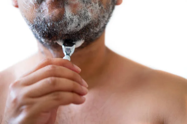 Hombre Afeita Barba Baño Por Mañana Cerca —  Fotos de Stock