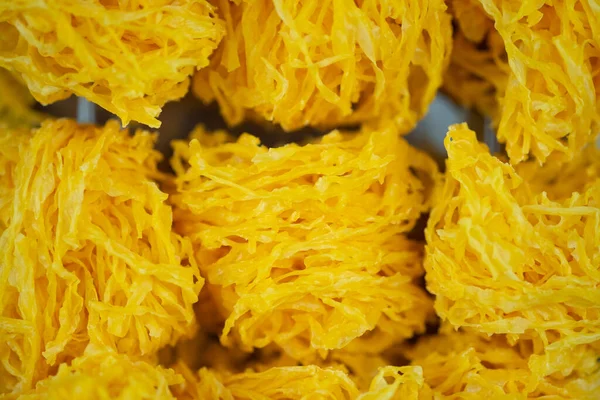 Tayland usulü yumurta sarısından çıtır tatlılar. Tayland usulü Foi-Tanga.