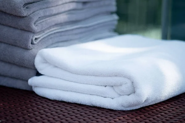 Estoque Toalha Cama Relaxante Piscina Lado Piscina Hotel — Fotografia de Stock