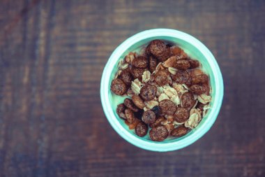 Beyaz yoğurt ve tahıl gevreğiyle nefis, sağlıklı bir kahvaltı.