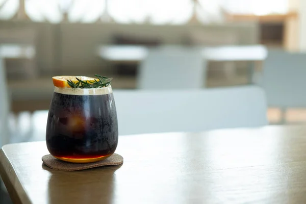 Ein Glas Espresso Gemischt Mit Orangensaft Auf Dem Holztisch Erfrischendes — Stockfoto