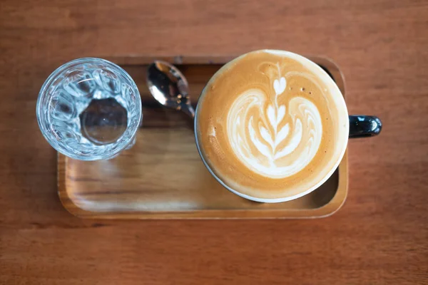 Close Xícara Café Arte Quente Latte Servido Com Água Fria — Fotografia de Stock