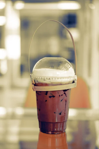 Eiskaffee Mokka Einer Plastikbecher Mit Henkel Aus Bambus Tragen Coffeeshop — Stockfoto