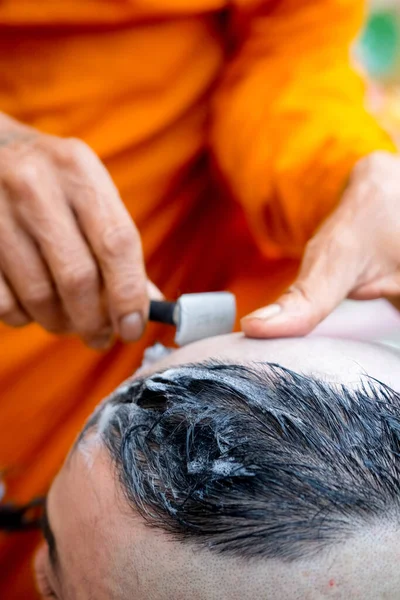 Zbliżenie Zdjęcia Ogolonych Włosów Dla Wyświęconego Buddysty Święcenia Kapłańskie Tajlandia — Zdjęcie stockowe
