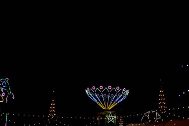 Tayland tapınağı festivalinde siyah arkaplanlı renkli neon..