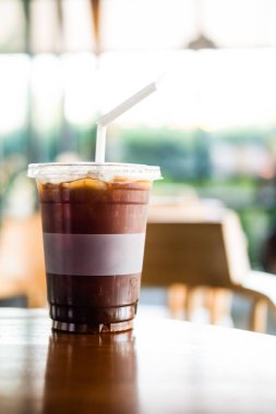 Portakal suyu ve portakal dilimli buzlu americano kahve karışımı.