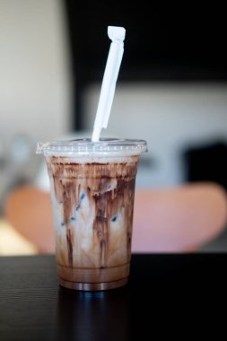 Plastik bardakta nefis buzlu moka. Bardaktaki çikolata sosunun dokusunu gösteriyor.