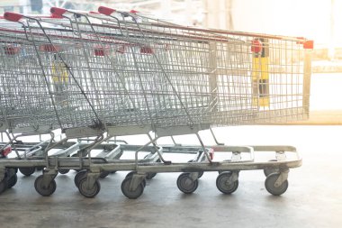 Bir dizi süpermarket kartı derli toplu..