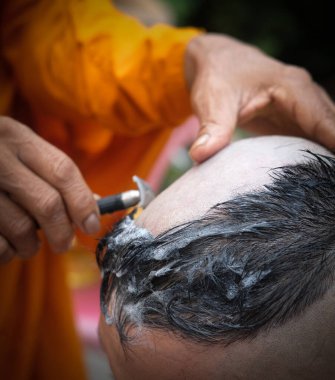 Keşiş olacak erkek, yeni keşiş, Budist Ordination 'a saç tıraşı olacak.