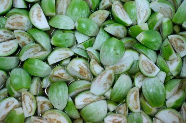 Tayland yeşil patlıcanı kes. Suya batır. Pişirmeye hazır ol.