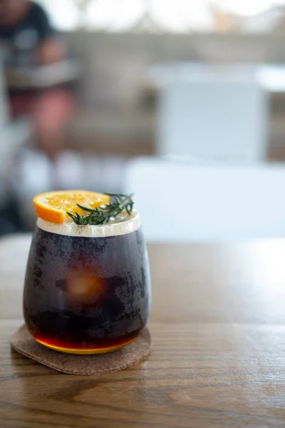 Ein Glas Espresso Gemischt Mit Orangensaft Auf Dem Holztisch Erfrischendes — Stockfoto