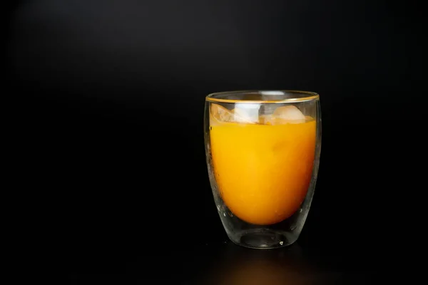 Jugo Naranja Recién Exprimido Con Cubitos Hielo Sobre Fondo Negro — Foto de Stock