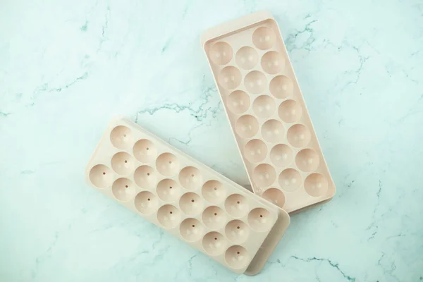 Leeg Roze Plastic Ijsblokje Cirkelblad Witte Marmeren Tafel Flexibel Gemakkelijk — Stockfoto