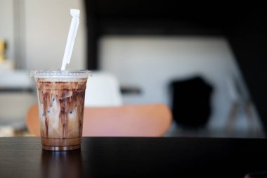 Plastik bardakta nefis buzlu moka. Bardaktaki çikolata sosunun dokusunu gösteriyor.