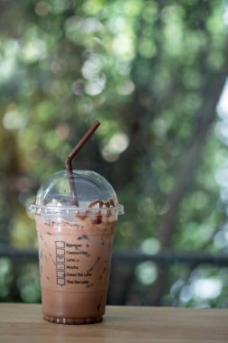 Plastik bardakta buzlu kahve.