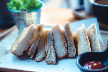 Jambonlu ızgara sandviç ve ketçaplı peynir.