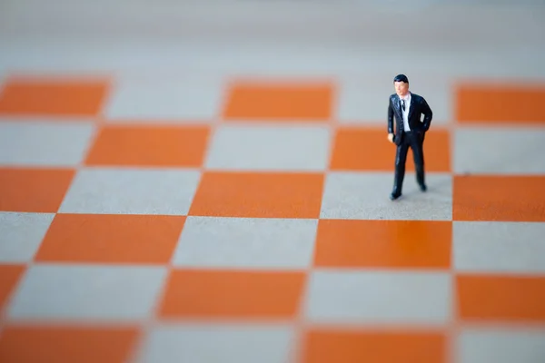 Мініатюрний Бізнесмен Ходить Помаранчевій Шаховій Грі Використовується Концепція Бізнес Конкуренції — стокове фото