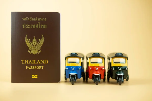 Pasaporte Para Ciudadanos Tailandeses Tuk Tuk Tradicional Triciclo Símbolo Tailandia — Foto de Stock