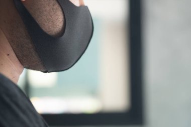 Coronavirus 2019 (Covid-19) ile savaşmak için siyah renk maskeli Asyalıları kapatın.