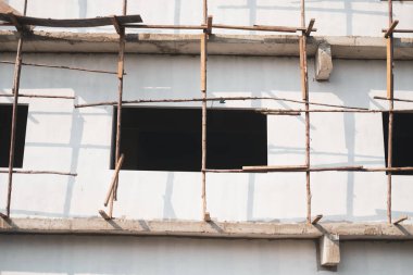 Binada tahta iskeleler var. Yakın plan..