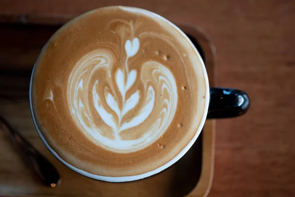 Café Latte Chaud Avec Latte Art Tasse Noire Sur Fond — Photo