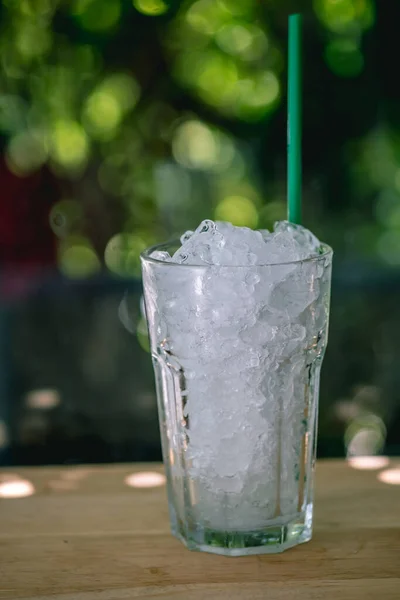 Glas Crushed Ice Mit Rohr Grün Steht Auf Der Leeren — Stockfoto